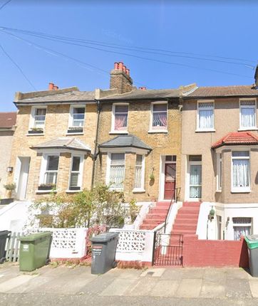 4 bed property, in Waite-Davies Road, £550,000