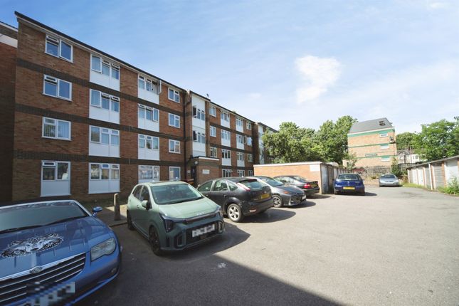 2 bed property, in Brook Street, £168,000