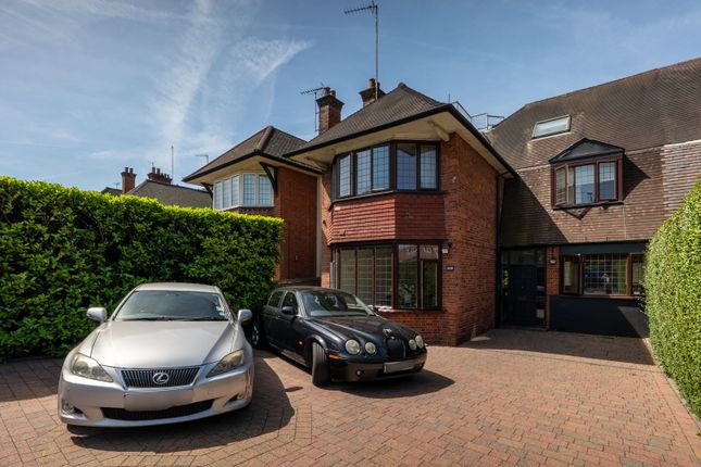 2 bed property, in Finchley Road, £925,000