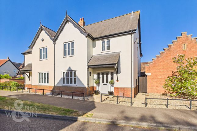 3 bed property, in Blackthorn Way, £350,000