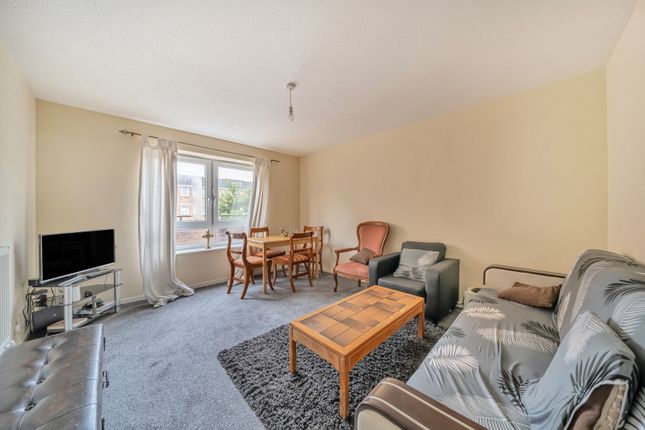 1 bed property, in Hillery Close, £300,000