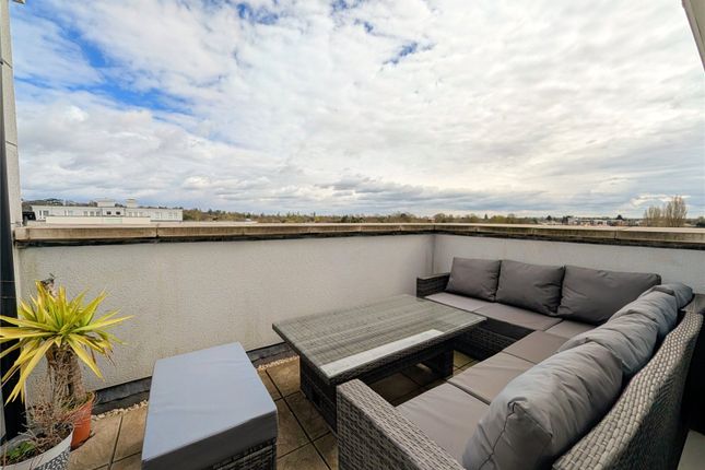 2 bed property, in Heron Way, £295,000