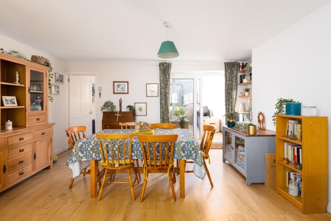 3 bed property, in Two Mile Hill Road, £300,000
