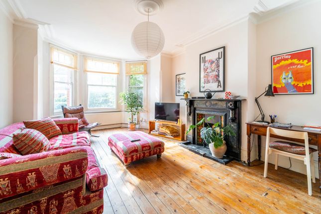 1 bed property, in Alexandra Park Road, £600,000