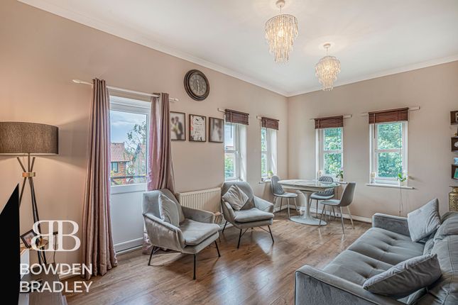 2 bed property, in Glandford Way, £270,000