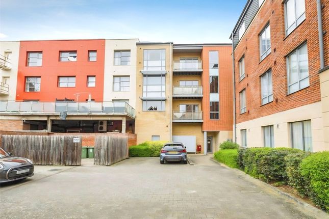 1 bed property, in Portmill Lane, £180,000