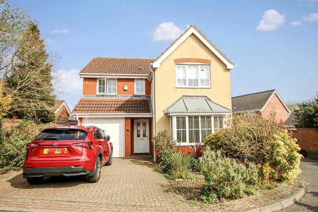 5 bed property, in Thistle Close, £325,000