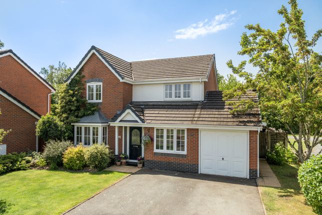 4 bed property, in Oakwood Close, £385,000