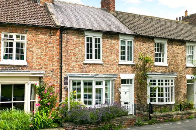 2 bed property, in The Green, £325,000