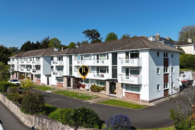 2 bed property, in Avenue Road, £145,000