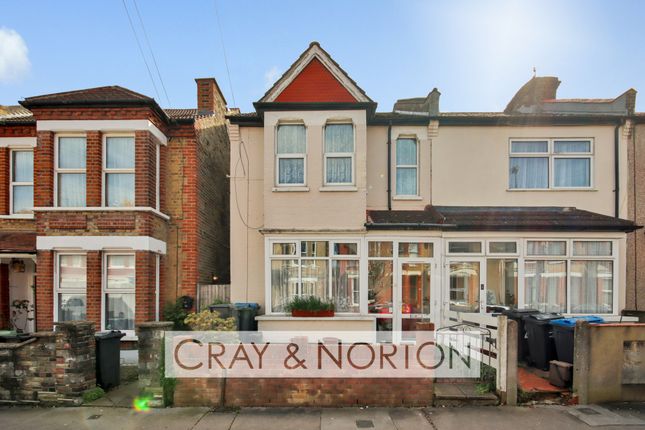 3 bed property, in Woodside Road, £450,000