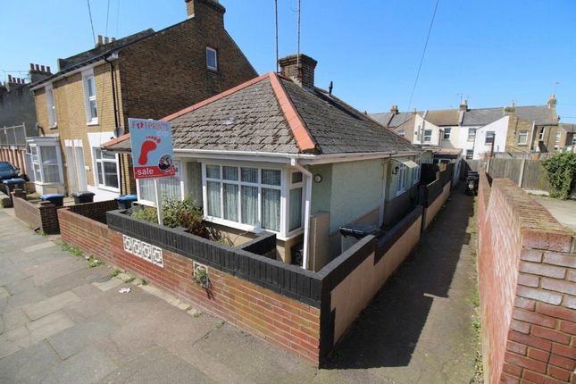 2 bed property, in Salmestone Road, £190,000