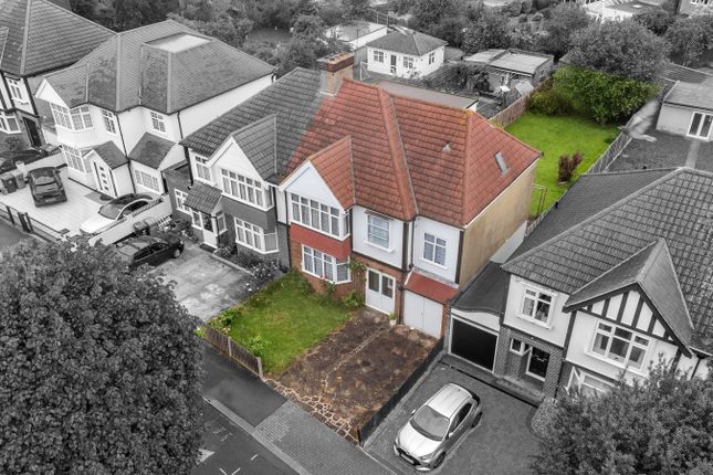 6 bed property, in Oxenpark Avenue, £800,000