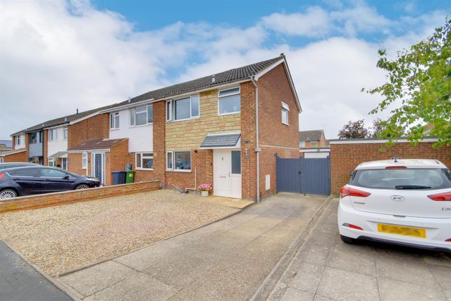 3 bed property, in Curlew Close, £325,000