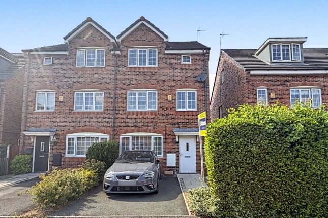 4 bed property, in Latimer Close, £295,000