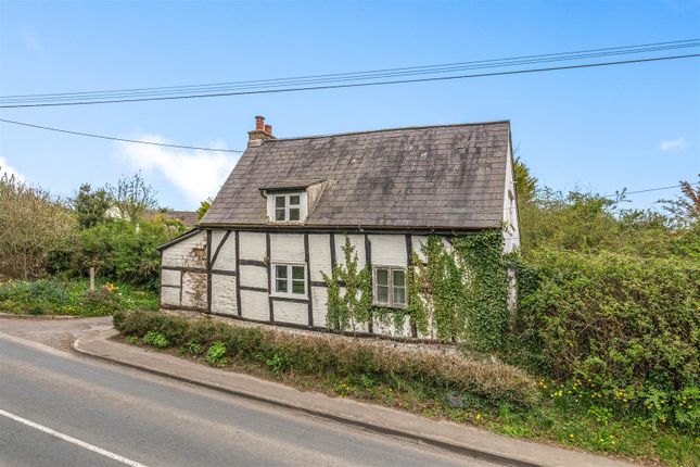 2 bed property, in Eastcott, £165,000