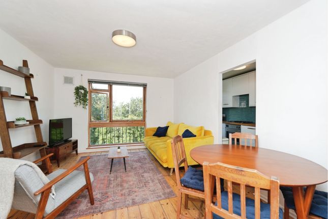 1 bed property, in Fountain Drive, £325,000