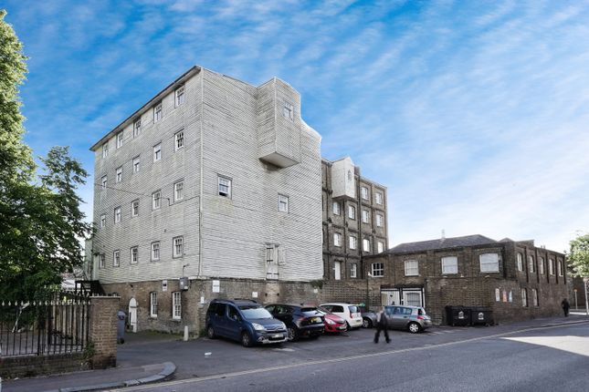 1 bed property, in London Road, £85,000