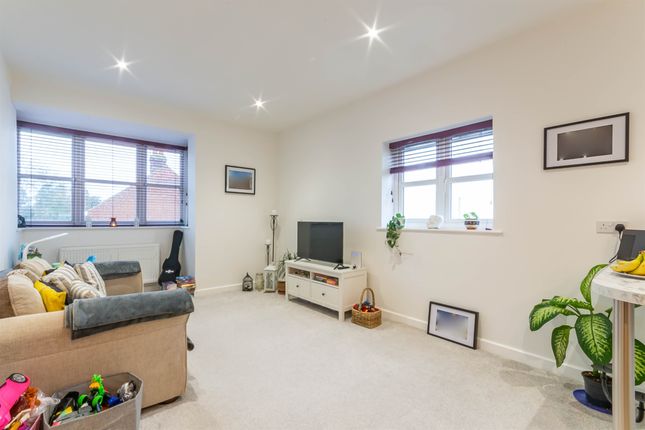 2 bed property, in St. Peters Avenue, £250,000