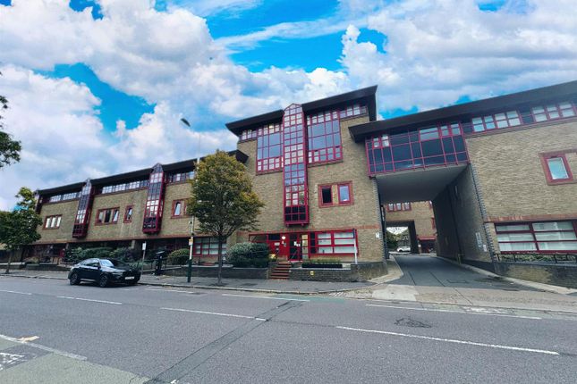 1 bed property, in London Road, £180,000