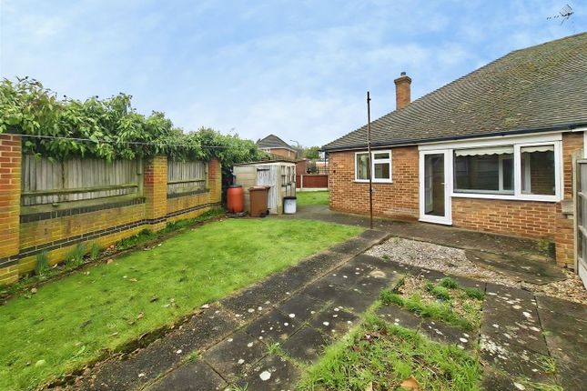2 bed property, in Acre Close, £275,000