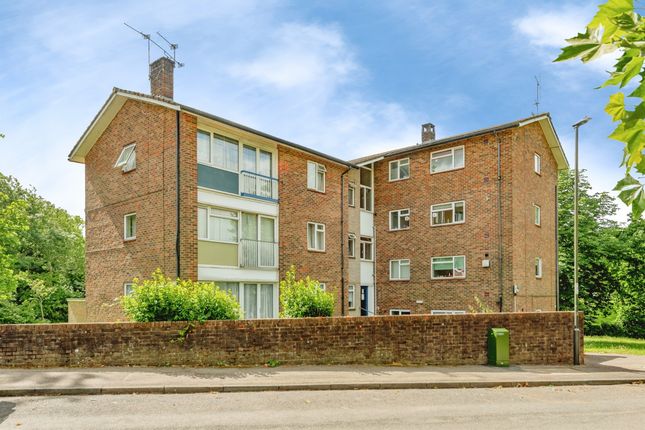 2 bed property, in Highams Hill, £200,000