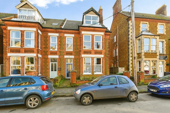 6 bed property, in Greevegate, £350,000