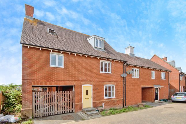 5 bed property, in Colet Crescent, £370,000