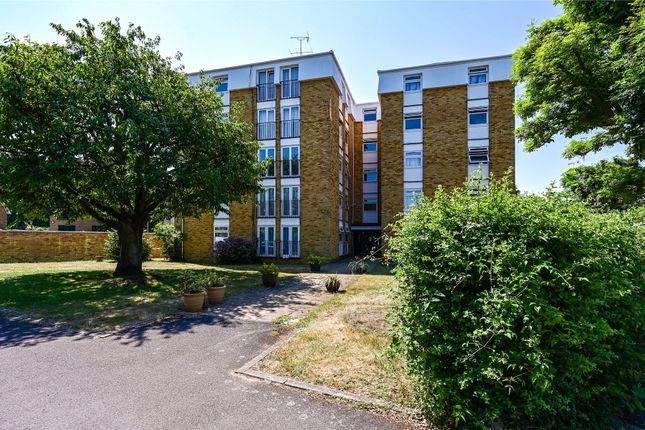 2 bed property, in Staines, £325,000
