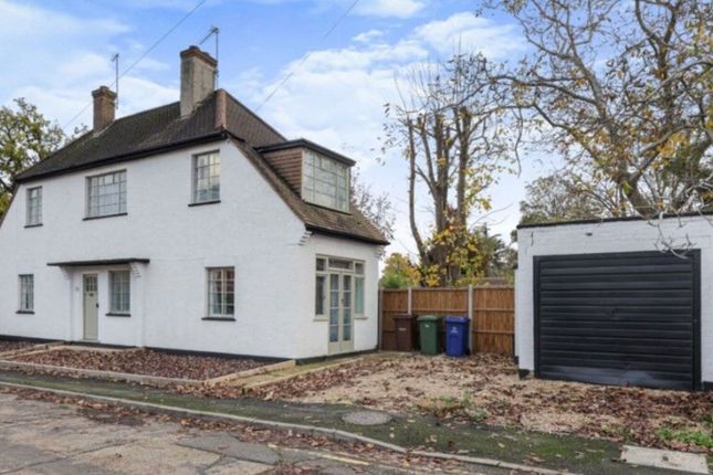 2 bed property, in Fernleigh Court, £550,000