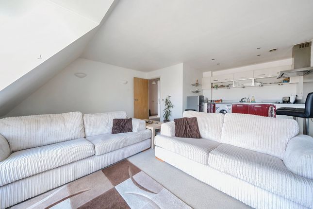 1 bed property, in Broad Street, £75,000