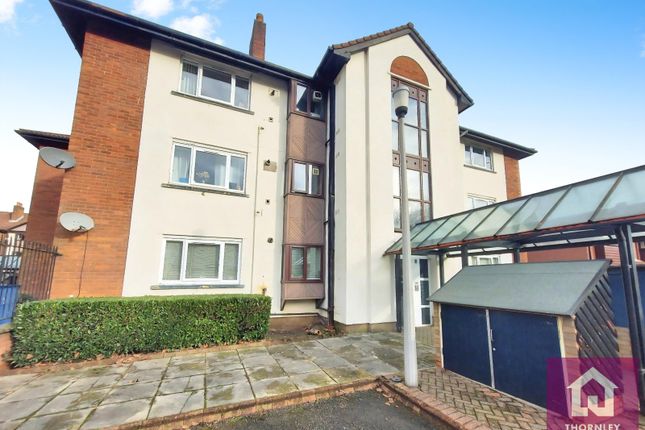2 bed property, in Reeves Court, £120,000
