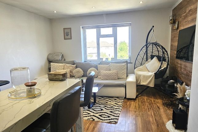 4 bed property, in Midhurst Gardens, £750,000