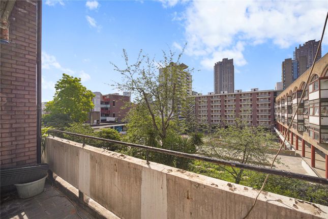 2 bed property, in Golden Lane Estate, £595,000