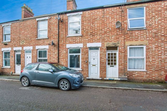 2 bed property, in Clarence Road, £80,000