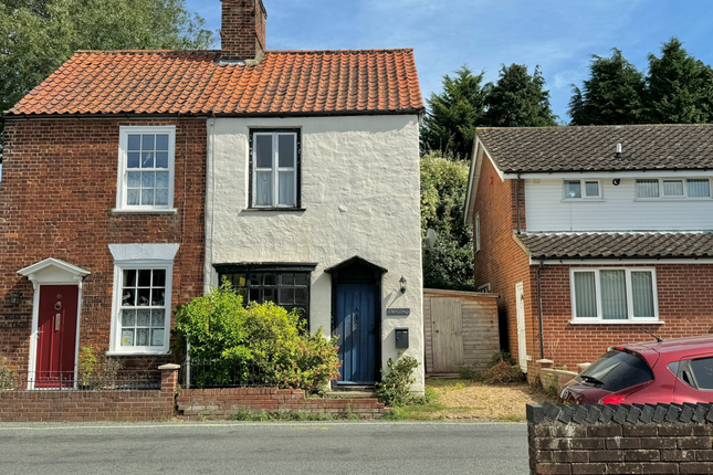2 bed property, in Lower Street, £225,000