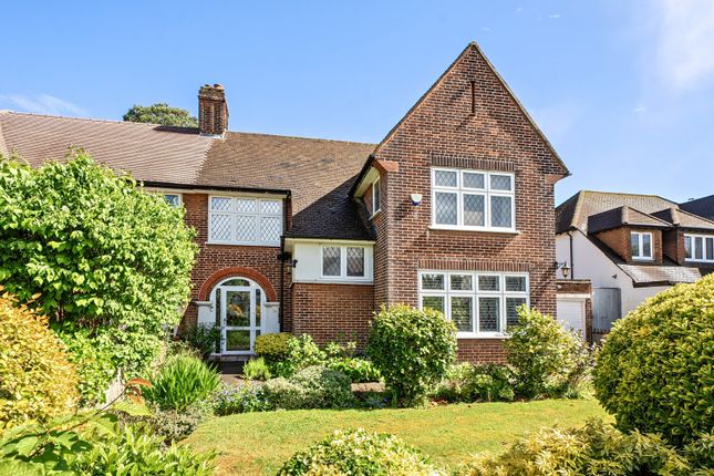 4 bed property, in Den Close, £975,000
