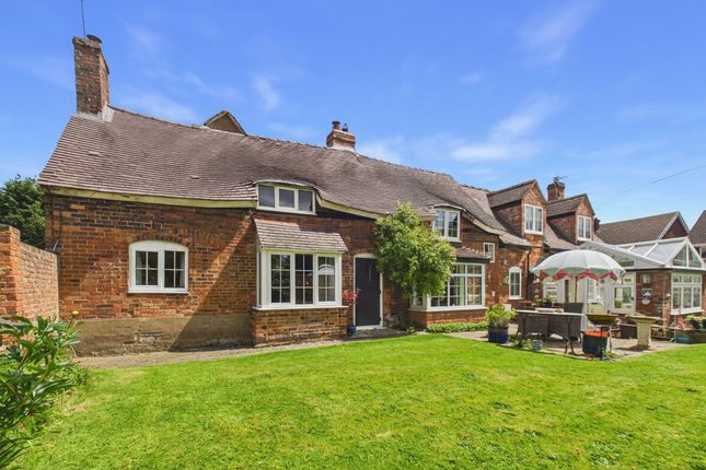 5 bed property, in Norton Hill, £645,000