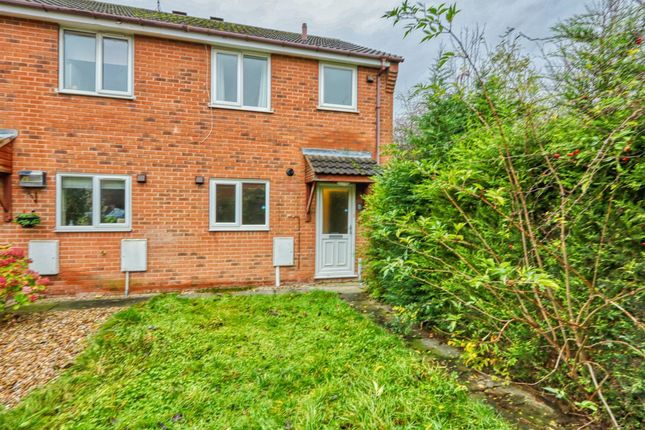 2 bed property, in Broadoaks Close, £170,000