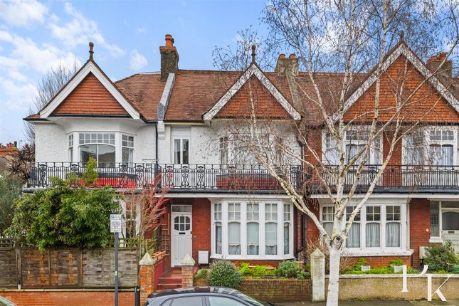 4 bed property, in Lyndhurst Road, £925,000