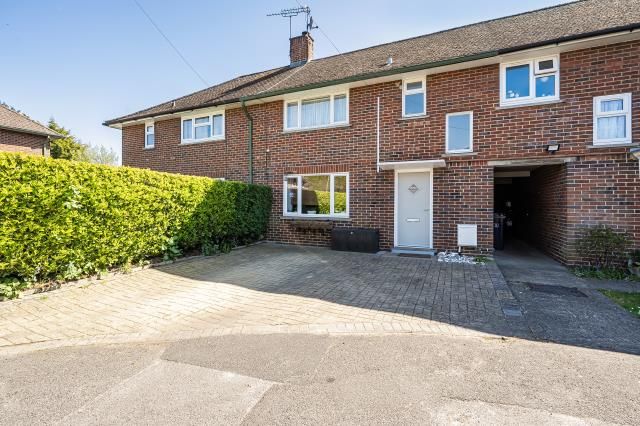 2 bed property, in Oakdene, £400,000