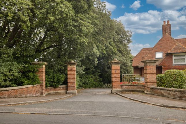 2 bed property, in Elizabeth Court, £295,000