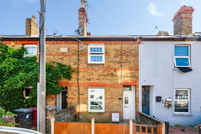 2 bed property, in The Crescent, £390,000