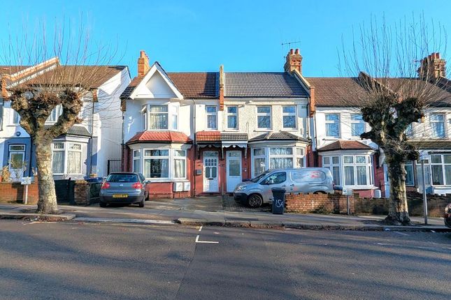 1 bed property, in Dallas Road, £325,000