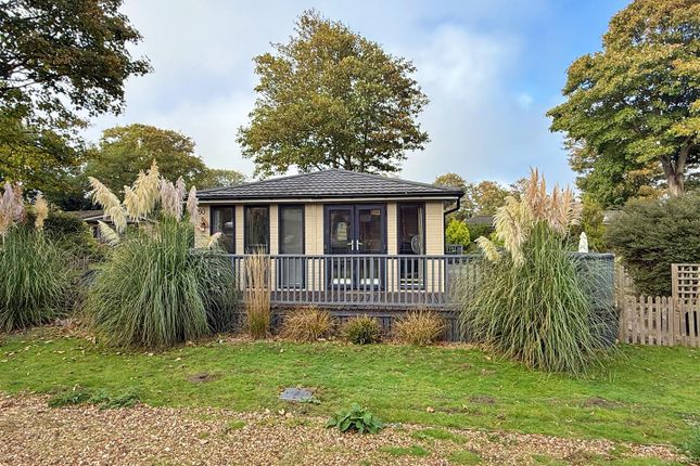2 bed property, in Cliff House Holiday Park, £200,000