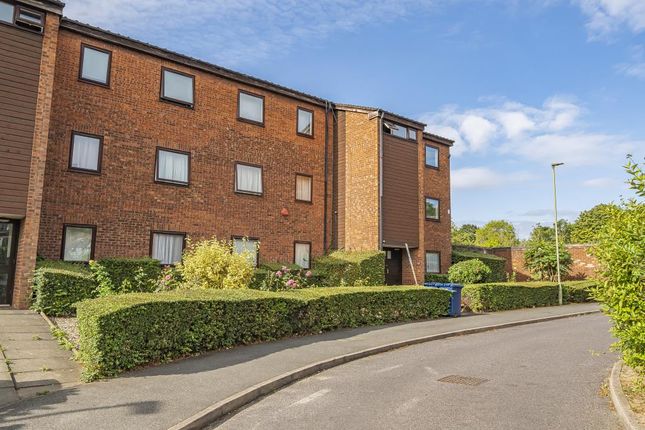 2 bed property, in Rowlands Close, £275,000