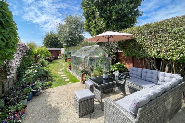 2 bed property, in Dynes Road, £425,000