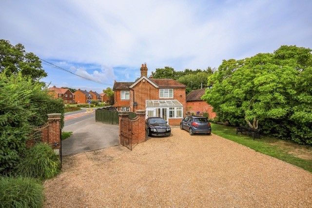 4 bed property, in Horam, £610,000