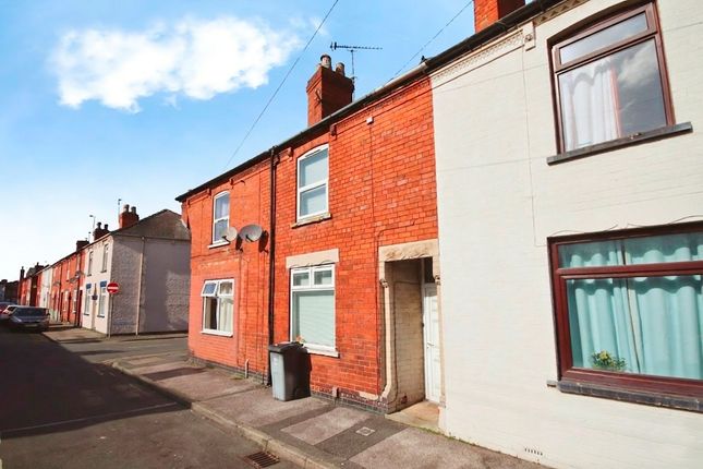 2 bed property, in Sausthorpe Street, £125,000