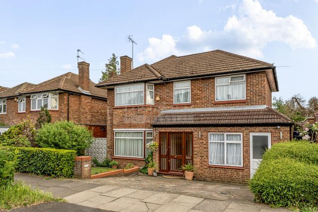 5 bed property, in Hartland Drive, £975,000
